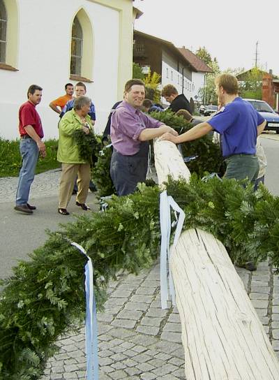 Maibaum schmücken